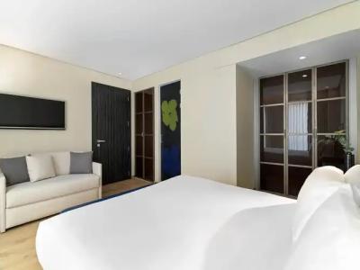 H10 Art Gallery - 43