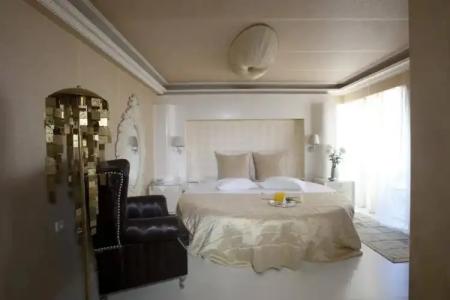 Crystal Blue + Suites - 14