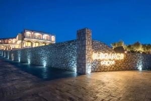 Elegance Luxury Executive Suites - Adults Only, Tragaki