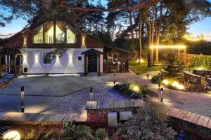 Kotra Villa, Azyory