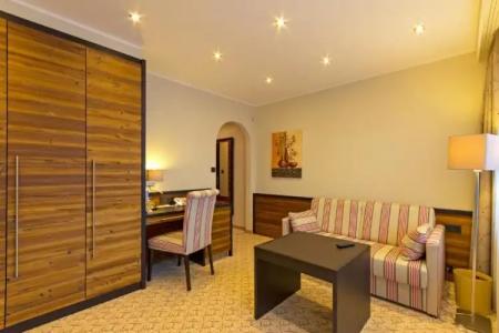 & Restaurant Wittelsbacher Hof - 78