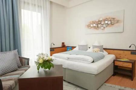 & Restaurant Wittelsbacher Hof - 61