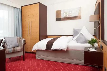 & Restaurant Wittelsbacher Hof - 40