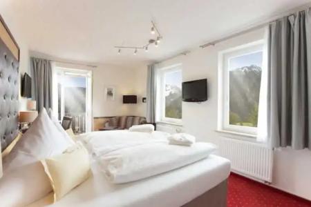 & Restaurant Wittelsbacher Hof - 36