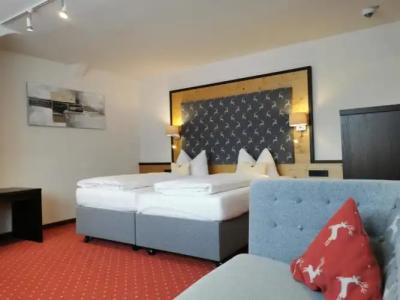 & Restaurant Wittelsbacher Hof - 70