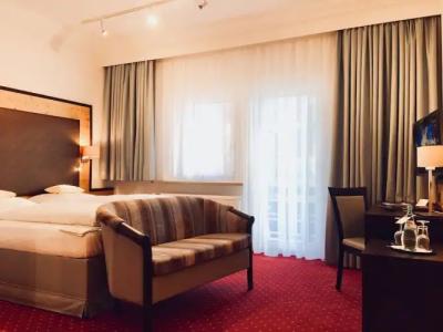 & Restaurant Wittelsbacher Hof - 21