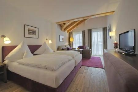 Bayerischer Hof - 103