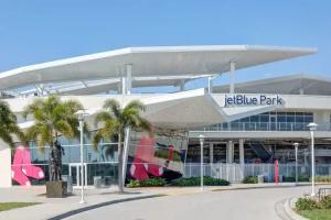 Howard Johnson by Wyndham Ft. Myers FL, Fort Myers