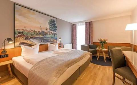 Bayerischer Hof - 35