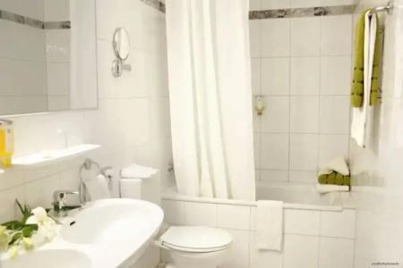 Sure by Best Western Ambassador Düsseldorf - 9