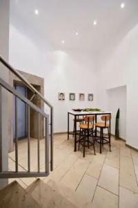 Burns Art Apartments - 9