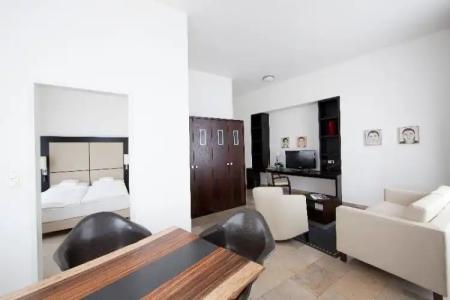 Burns Art Apartments - 13