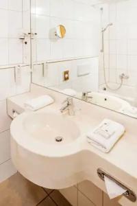 Burns Art Apartments - 7