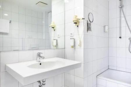 Garner Dusseldorf - Main Station by IHG - 24