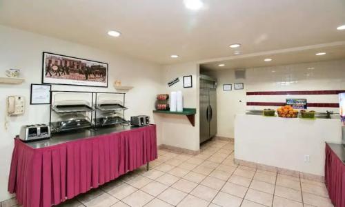 Red Roof Inn Las Vegas - 17