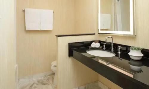 The Beverly Hilton - 52