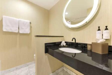 The Beverly Hilton - 40