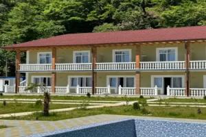 Hotel Royal, Machara