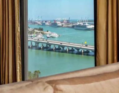 Hilton Miami Downtown - 8