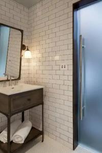 Moxy Santa Barbara - 52