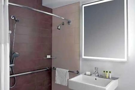 DoubleTree by Hilton Metropolitan City - 36