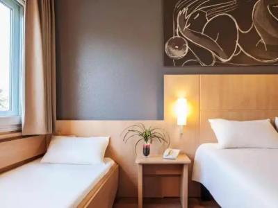 Ibis Barcelona Cornella - 10