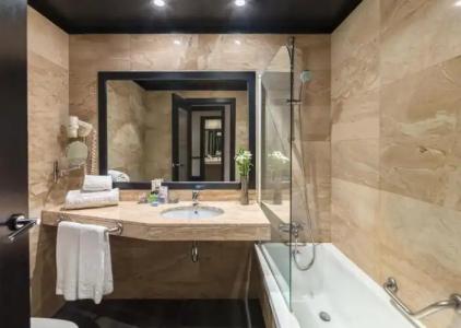 H10 Marina Barcelona - 11