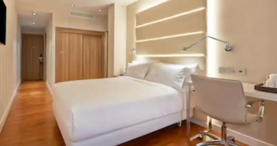 NH Barcelona les Corts - 40