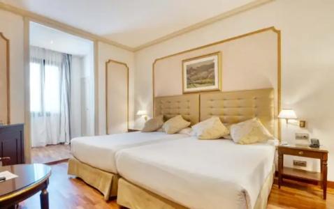 Roger de Llúria - 37