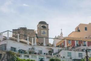 Aldarogi, Capri Village