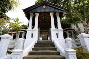 The Secret Hotel, Kandy