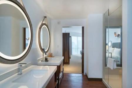 Hyatt Centric Waikiki Beach - 10