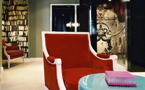 Hôtel du Petit Moulin, Haute Couture by Lacroix - 12