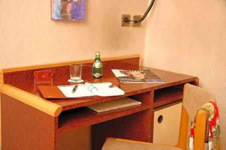 The Originals Paris Paix République - 80