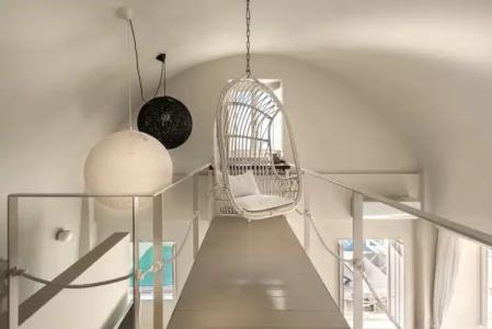 West East Suites - 16