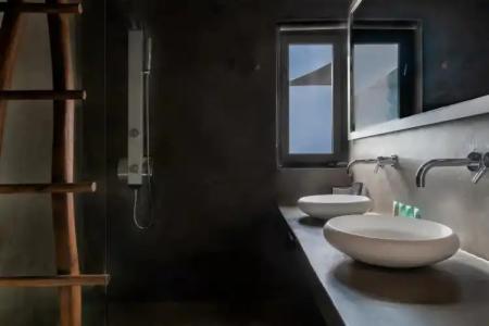 West East Suites - 102