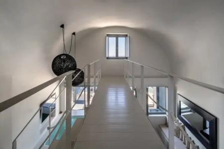 West East Suites - 15