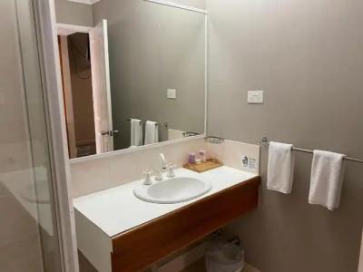 Cosmopolitan Motel & Serviced Apartments - 28