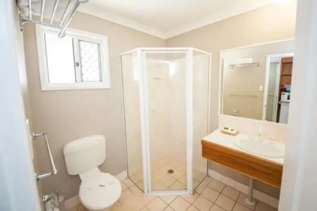 Cosmopolitan Motel & Serviced Apartments - 9