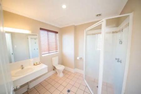 Cosmopolitan Motel & Serviced Apartments - 66
