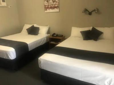 Cosmopolitan Motel & Serviced Apartments - 6