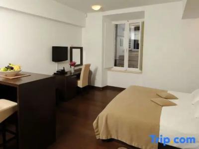 Celenga Apartments with Free Offsite Parking - 85