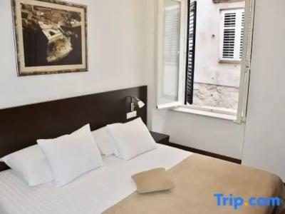 Celenga Apartments with Free Offsite Parking - 80