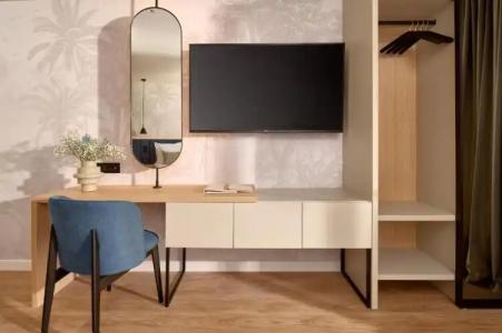 Moeesy Blue & Green Oasis - Adults Only - 21