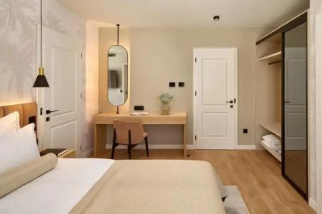 Moeesy Blue & Green Oasis - Adults Only - 3