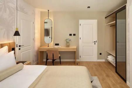 Moeesy Blue & Green Oasis - Adults Only - 67