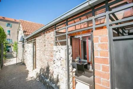 Garden Apartment - 100