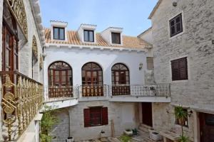 Palace Derossi, Trogir