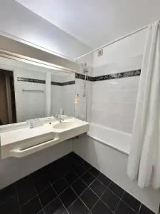 Hôtel la Pinède - 53