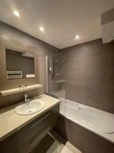 Le Trophée By M Hôtel Spa - 37